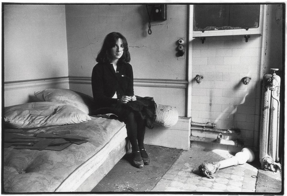 Sophie Calle dans la chambre 501 de l'hôtel du Palais d'Orsay désaffecté