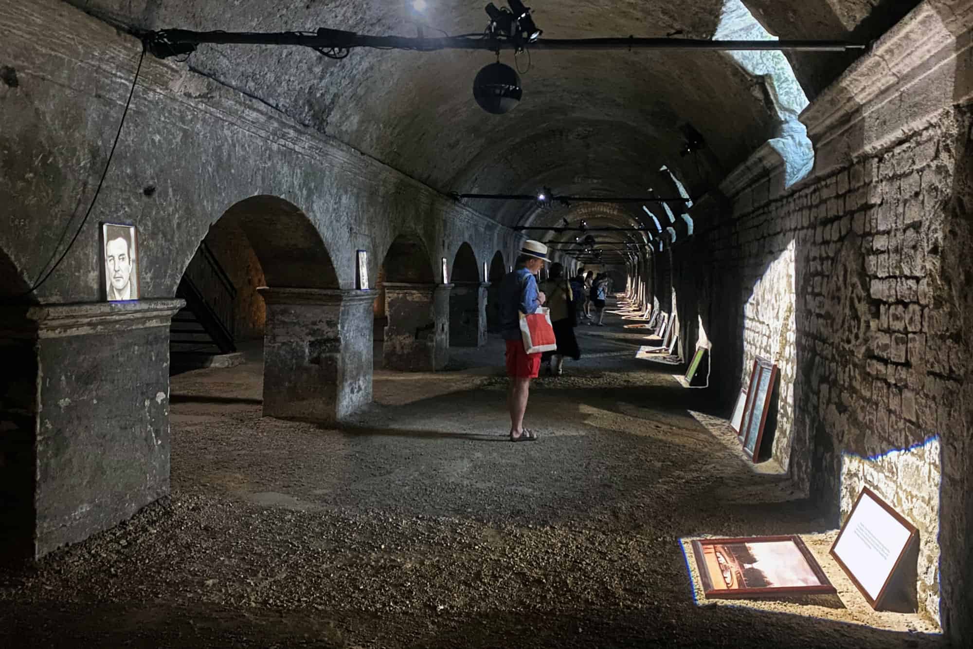 Exposition Finir en beauté de Sophie Calle dans les cryptoportiques d'Arles en 2024, tirages posés au sol