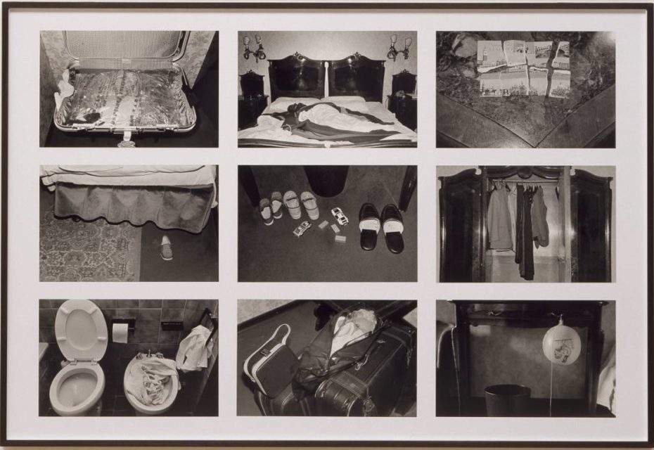 Valise ouverte photographiée par Sophie Calle dans une chambre d'hôtel