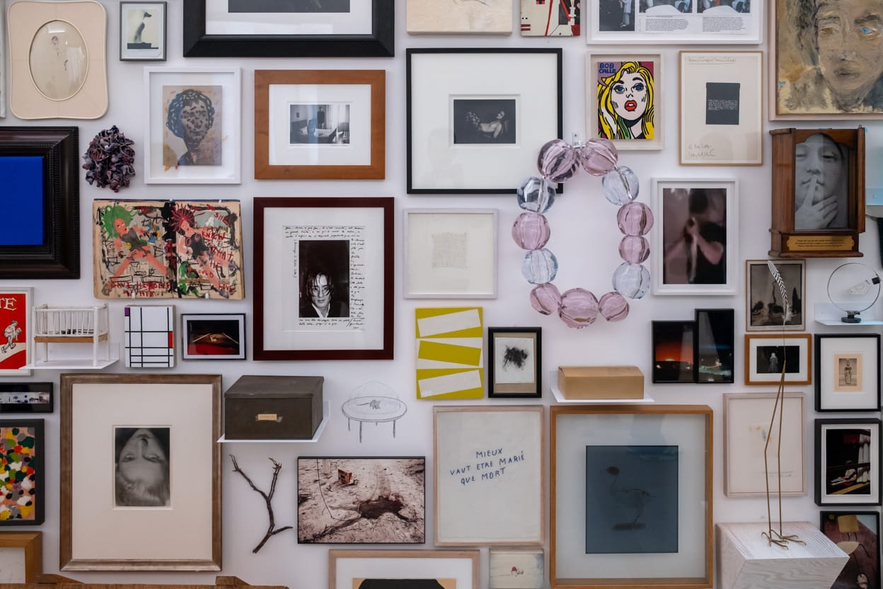 Mur d'accrochage dense de la collection personnelle de Sophie Calle au musée Picasso