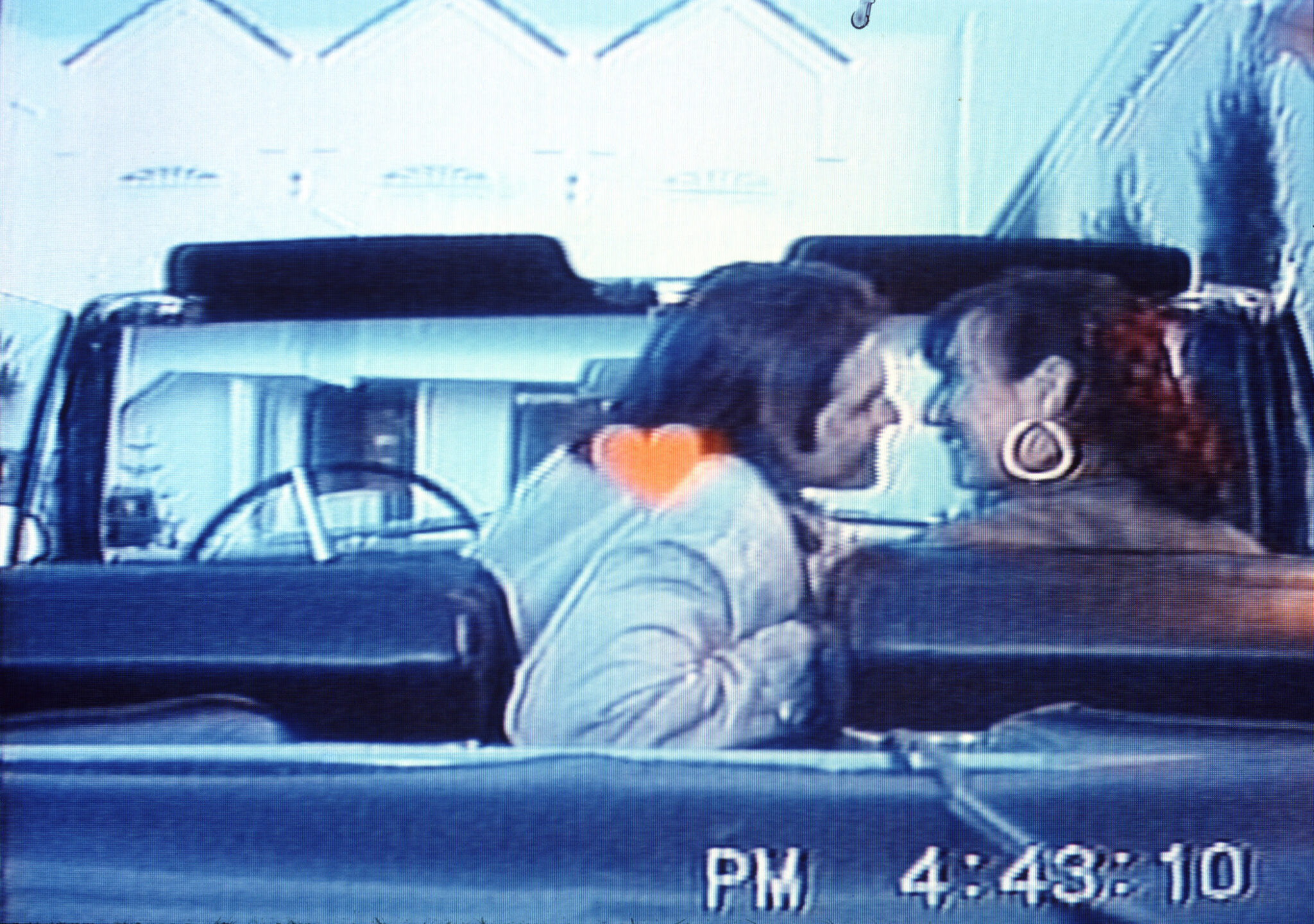 Image du film No Sex Last Night de Sophie Calle et Greg Shephard, les deux protagonistes dans la voiture