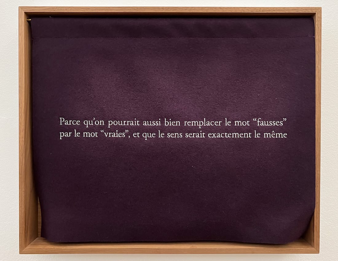 Œuvre entièrement recouverte d'un tissu portant un texte, exposition de Sophie Calle au musée Picasso