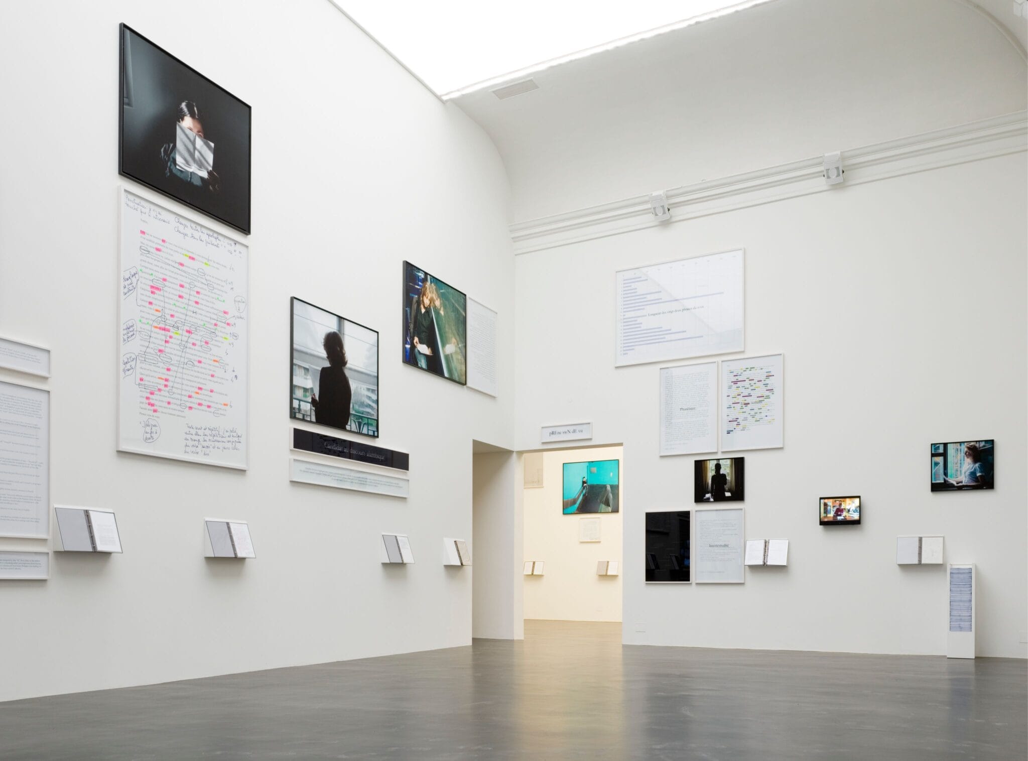 Vue d'exposition de Prenez soin de vous de Sophie Calle
