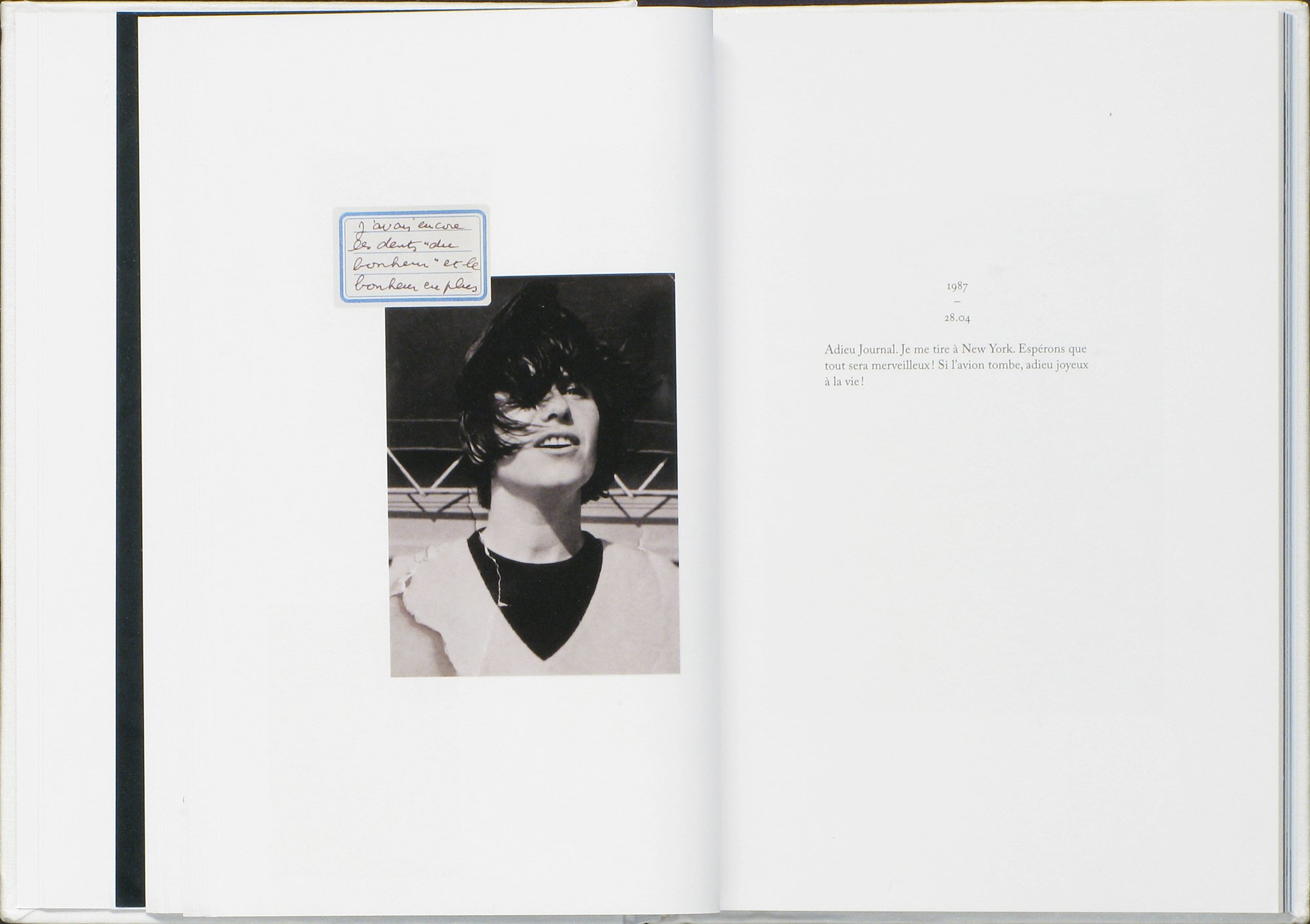 Le livre Rachel, Monique de Sophie Calle, relié en satin brodé