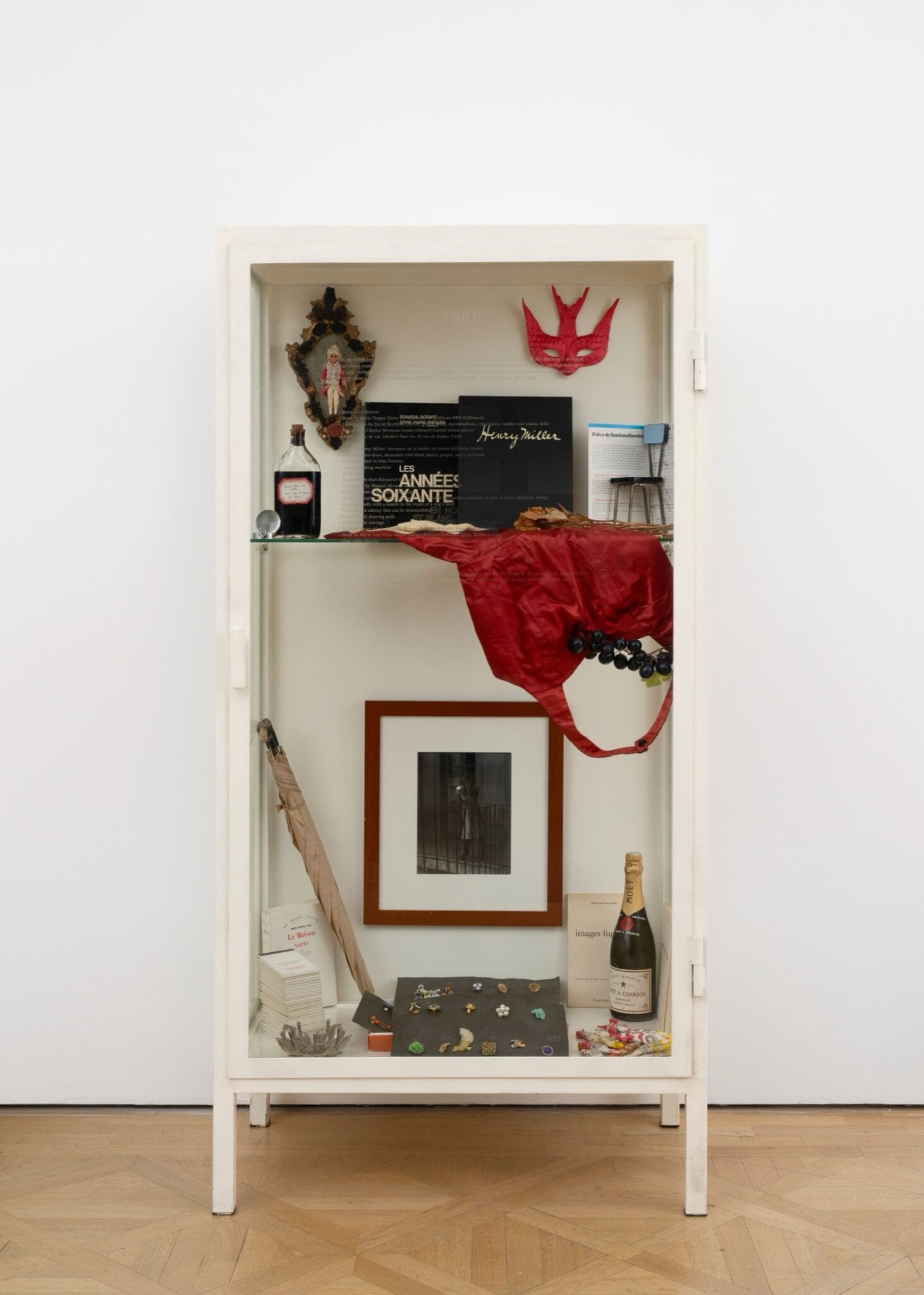 Vitrine du Rituel d'anniversaire de Sophie Calle pour l'année 1981, contenant les cadeaux reçus