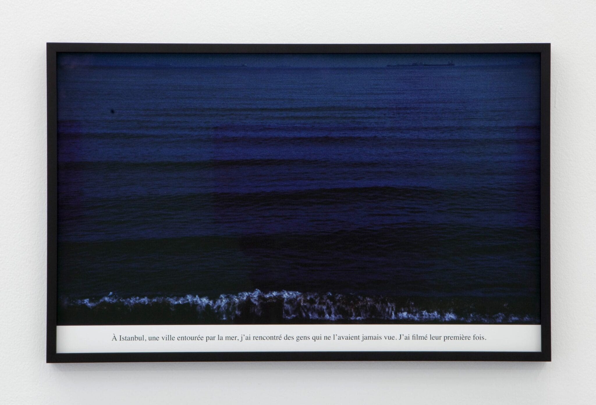 Panneau de Voir la mer de Sophie Calle : photographie de la mer et texte du protocole