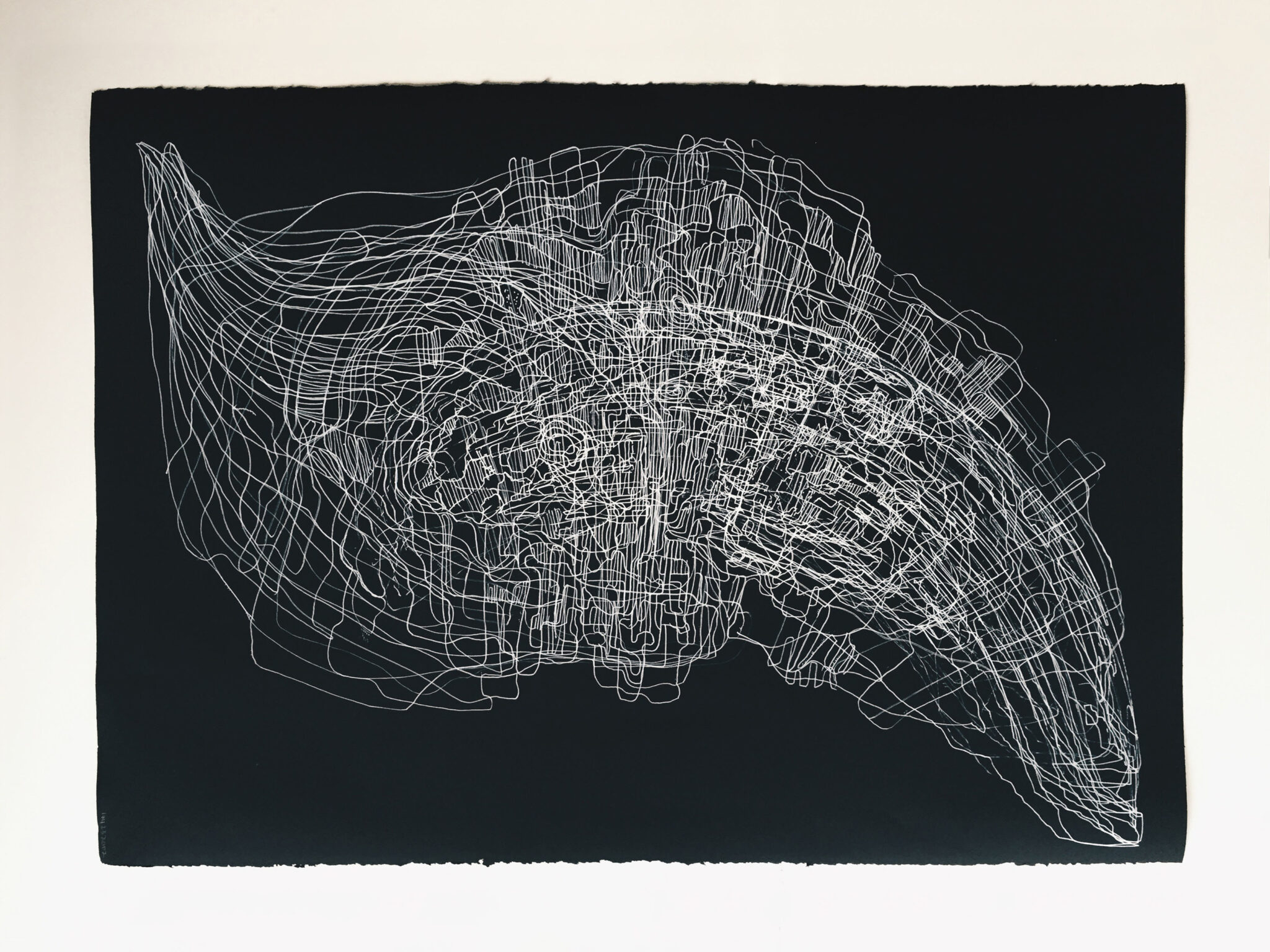 Sougwen Chung dessinant avec des bras robotisés pendant Drawing Operations
