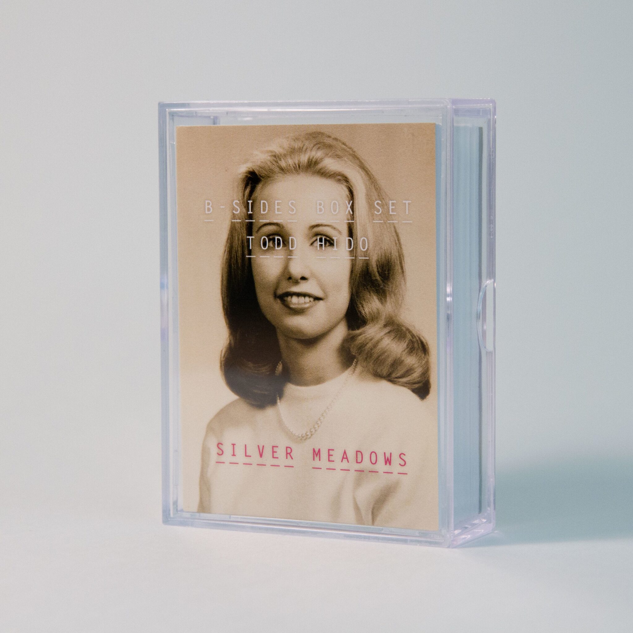 Le coffret B-Sides Silver Meadows de Todd Hido : les cartes empilées dans une boîte en plexiglas transparent