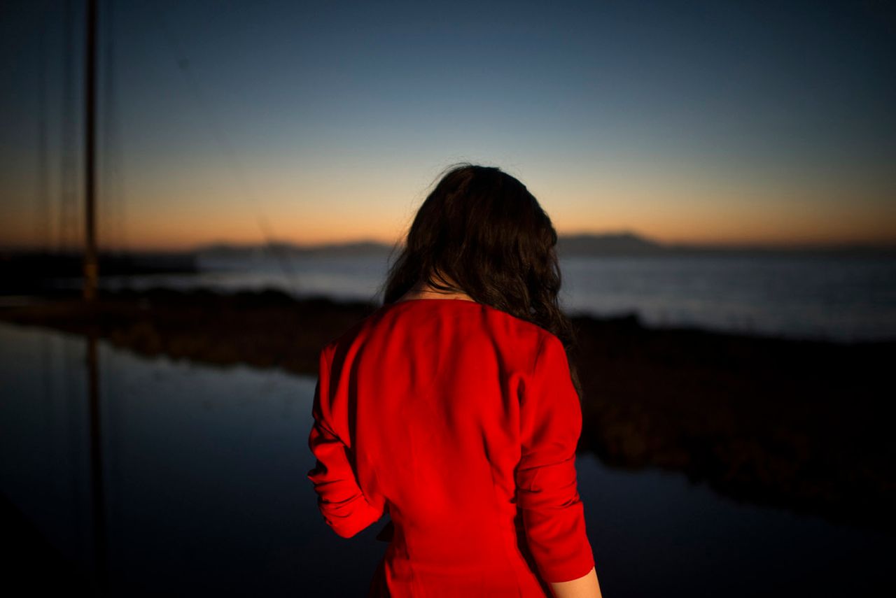 Todd Hido, figure féminine de dos en veste rouge au crépuscule