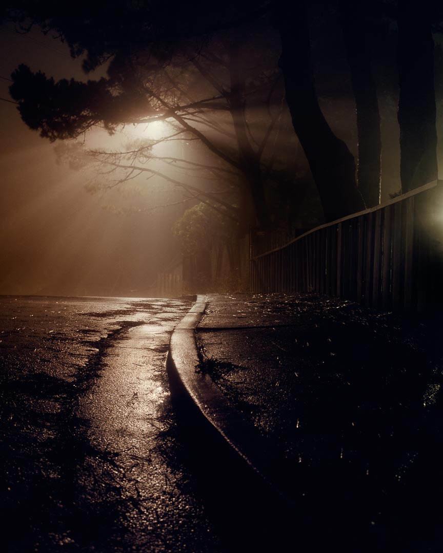 Todd Hido, route mouillée sous un lampadaire, la nuit
