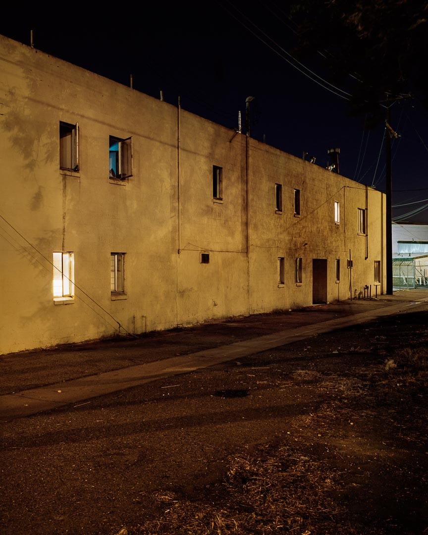 Todd Hido, façade beige de nuit avec une fenêtre allumée