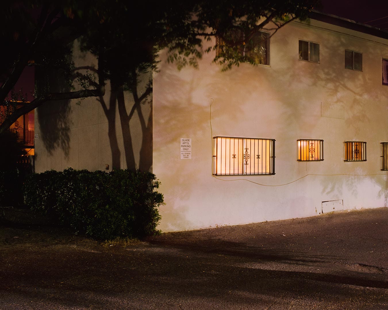 Todd Hido, façade rose au sodium, fenêtres orange