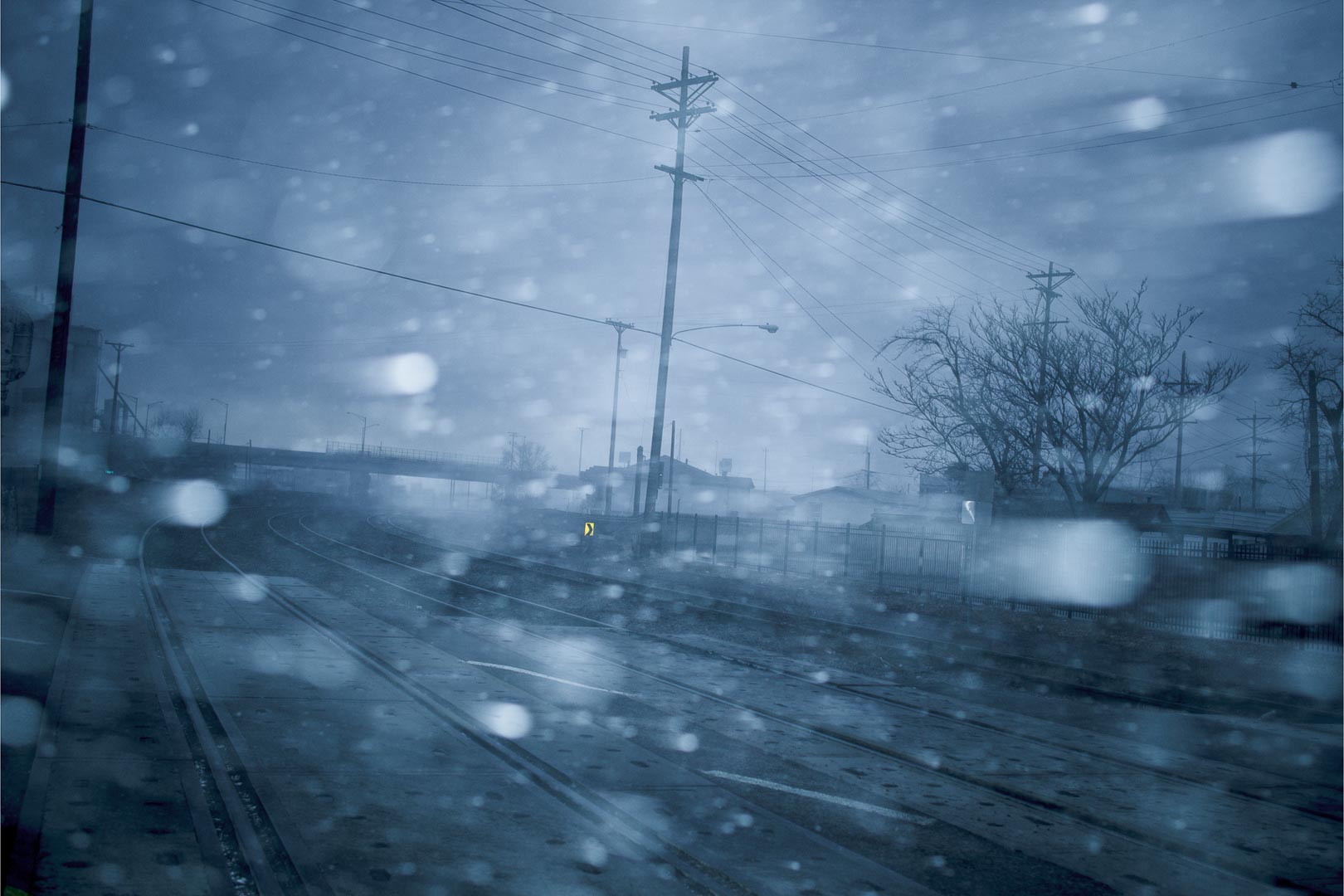 Todd Hido, neige sur le pare-brise, dominante bleue