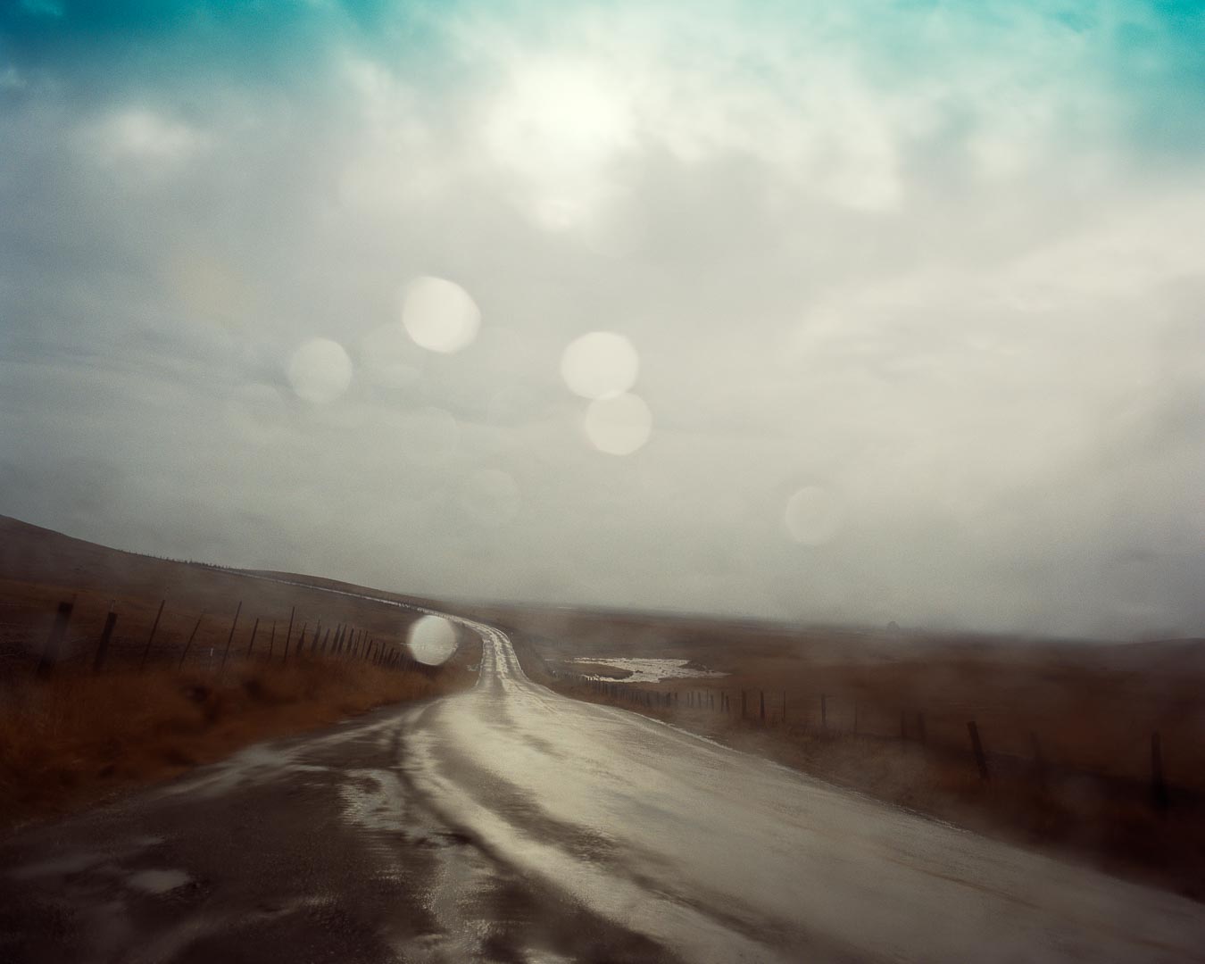 Todd Hido, route et halos de pluie sur la vitre
