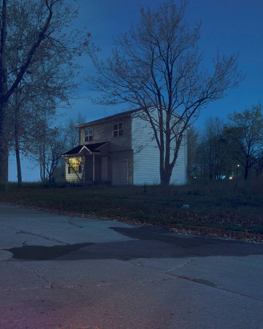 Todd Hido, série House Hunting, maison la nuit avec une fenêtre allumée