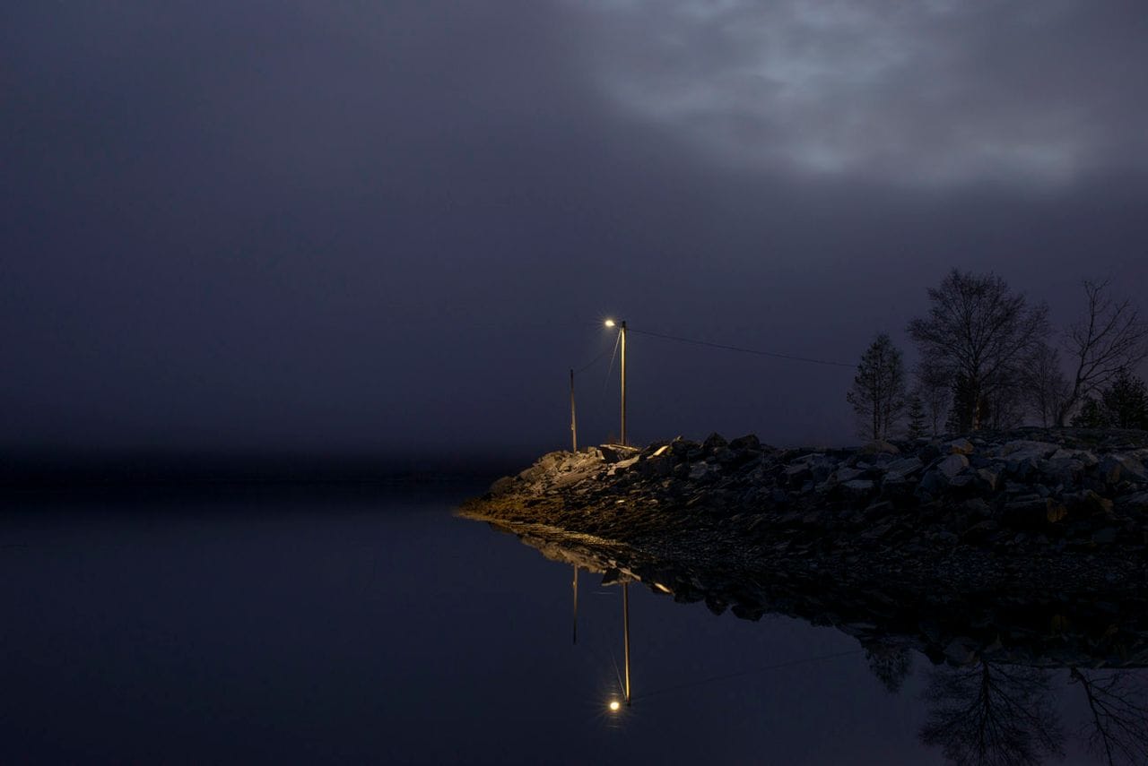 Todd Hido, lampadaire isolé au bord d'un lac, la nuit