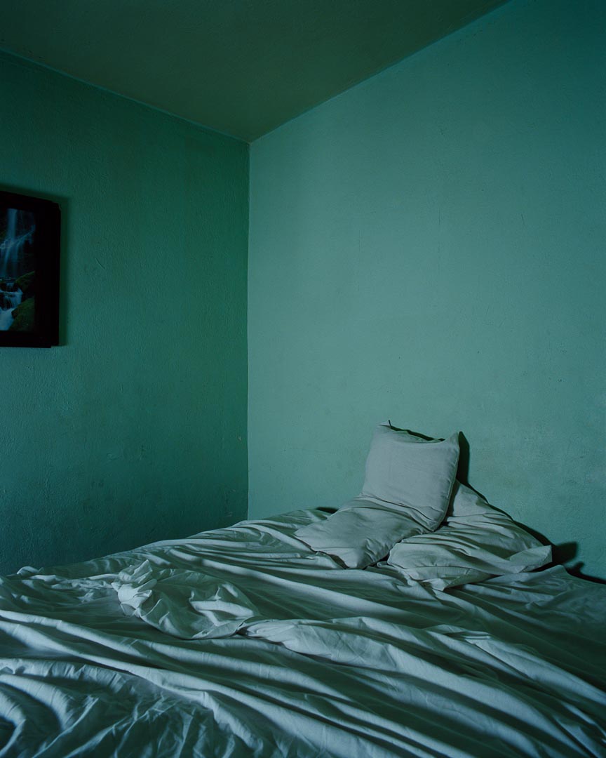 Todd Hido, lit défait dans une chambre verte