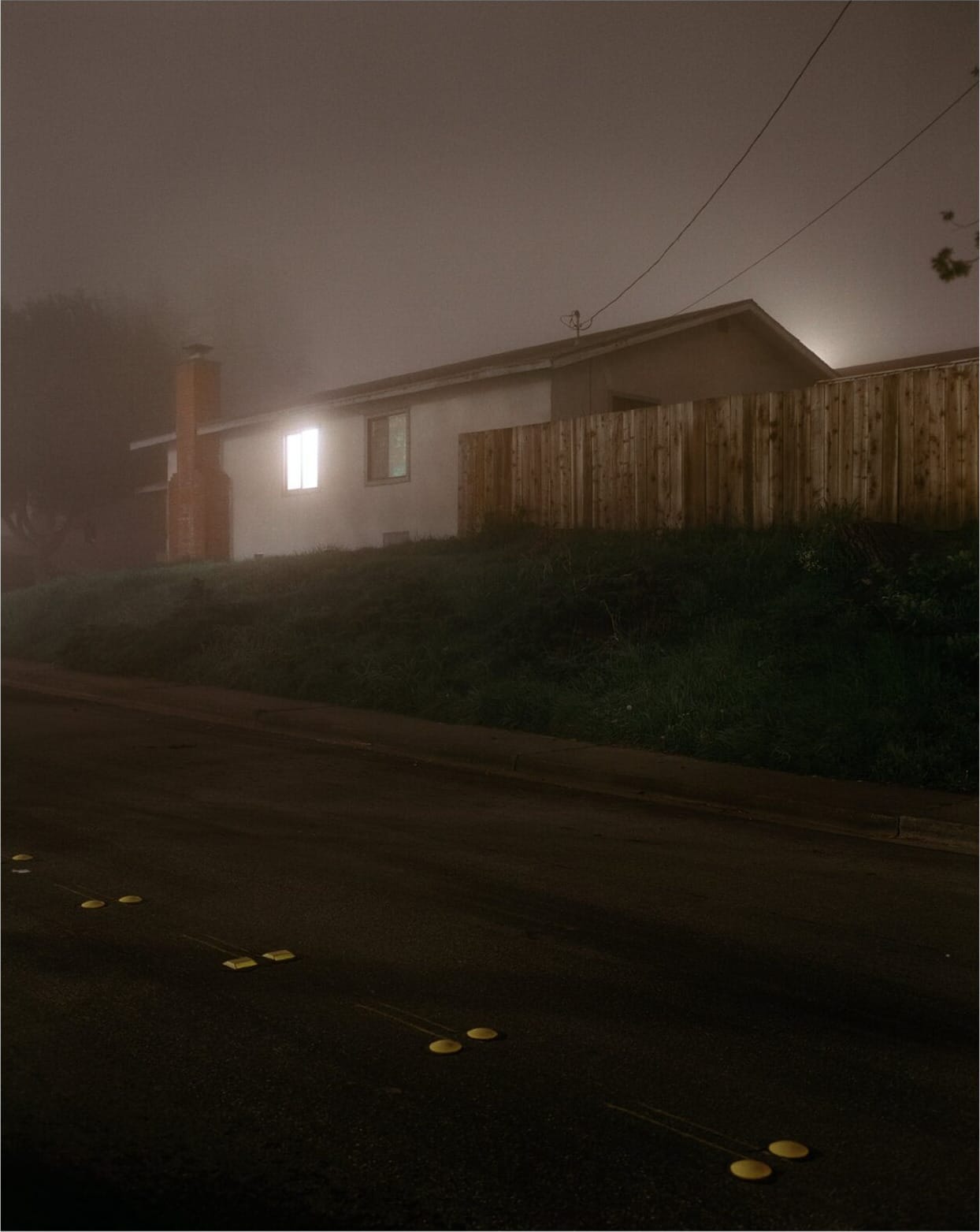 Todd Hido, maison dans le brouillard, une fenêtre allumée, 1996