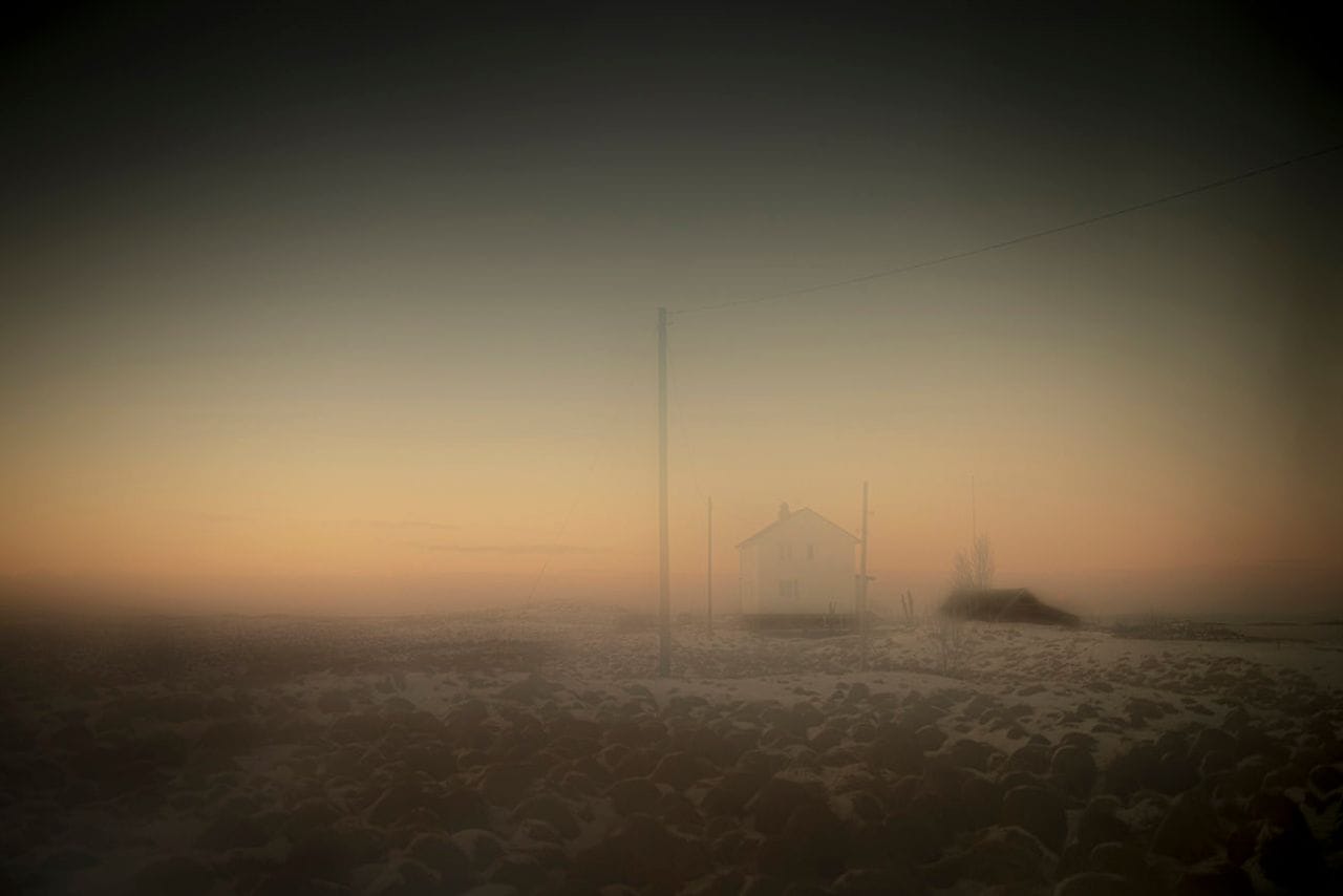 Todd Hido, maison isolée dans la brume au crépuscule