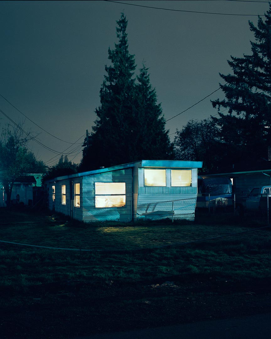 Todd Hido, maison éclairée en turquoise dans la nuit