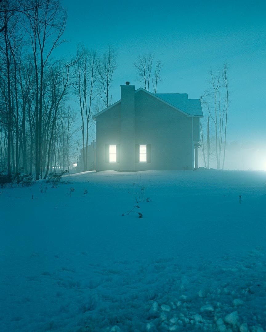 Todd Hido, maison isolée dans la neige, deux fenêtres jaunes allumées