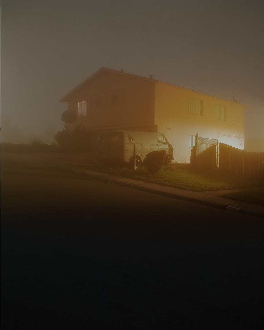 Todd Hido, maison noyée dans un brouillard orange