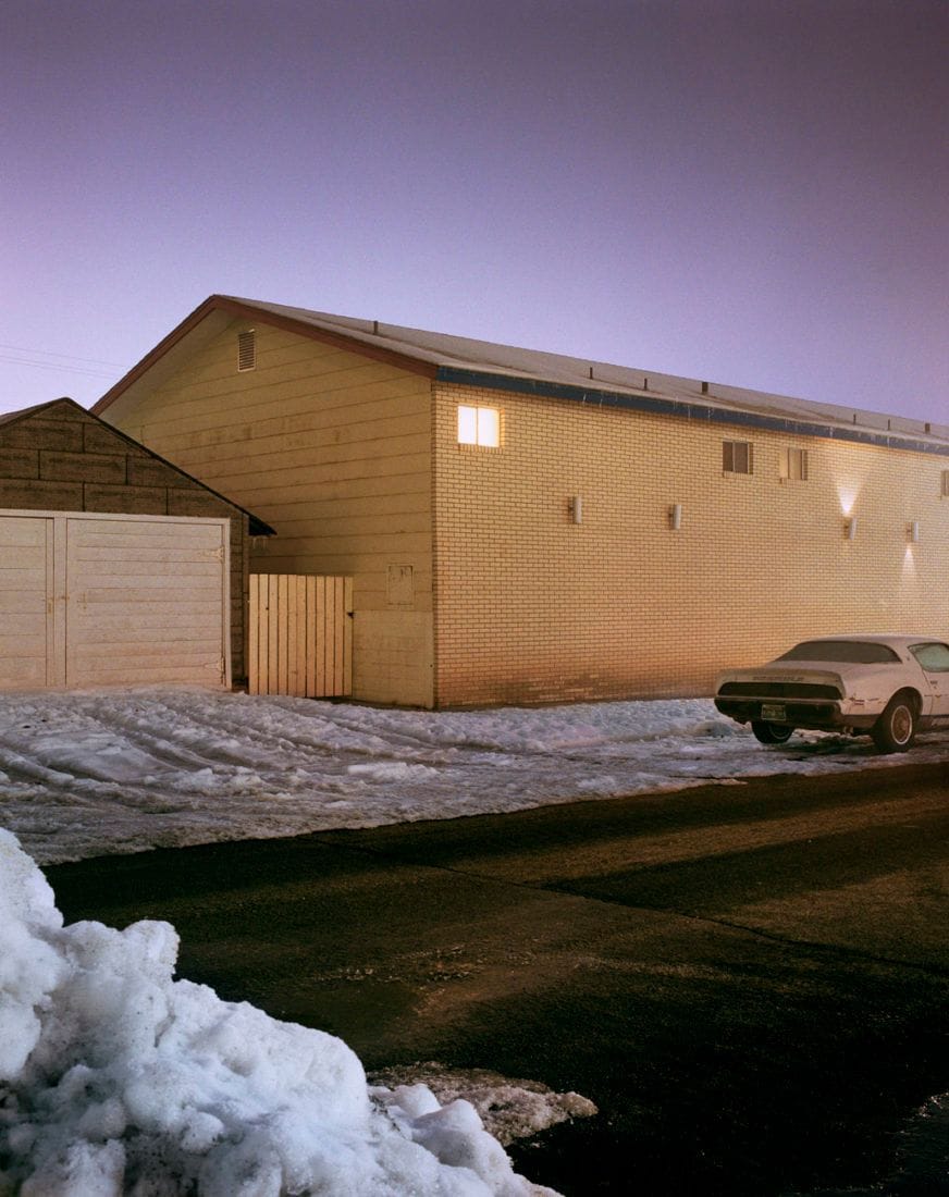 Todd Hido, bâtiment de brique dans la neige, ciel mauve