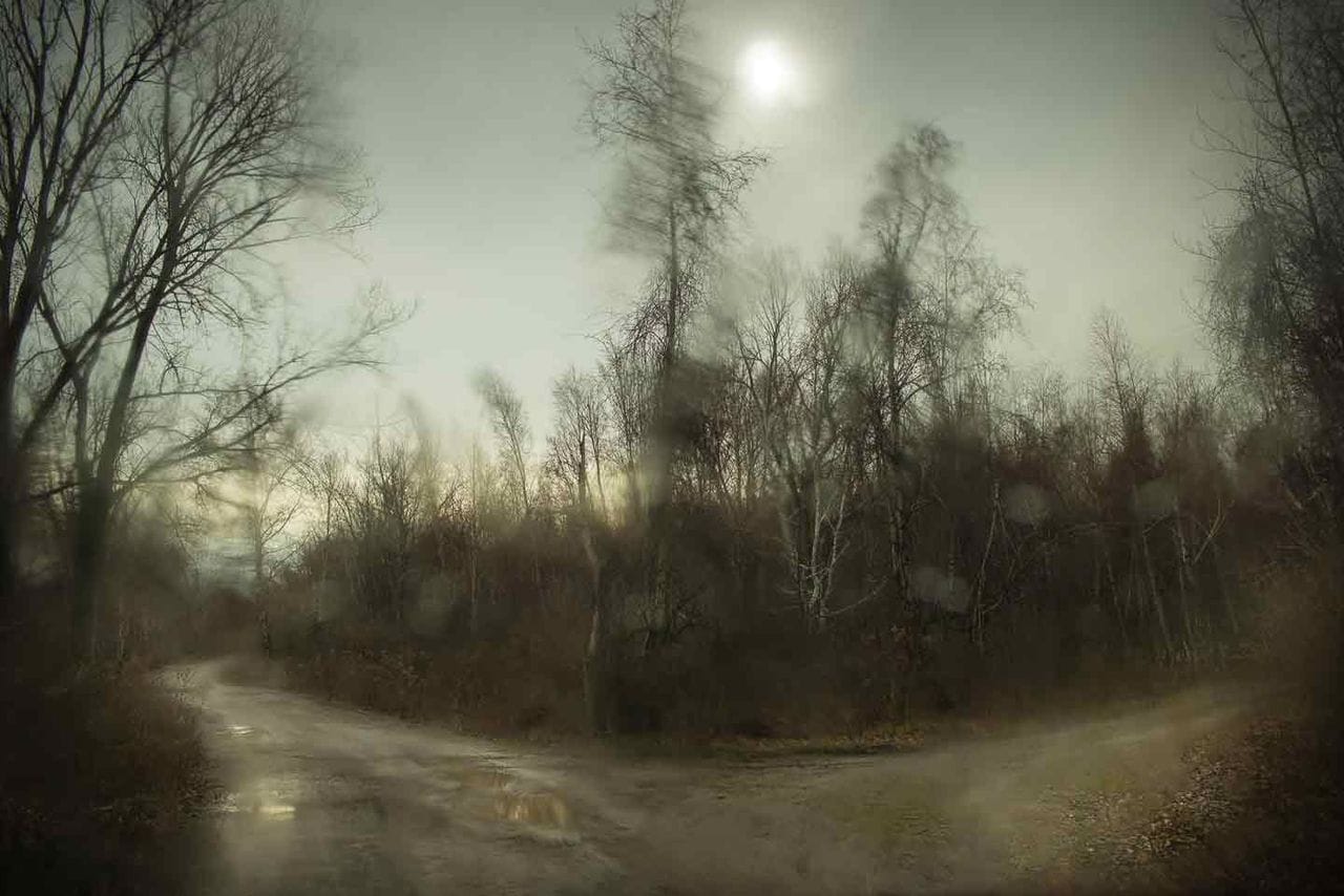 Todd Hido, carrefour dans la brume vu à travers un pare-brise