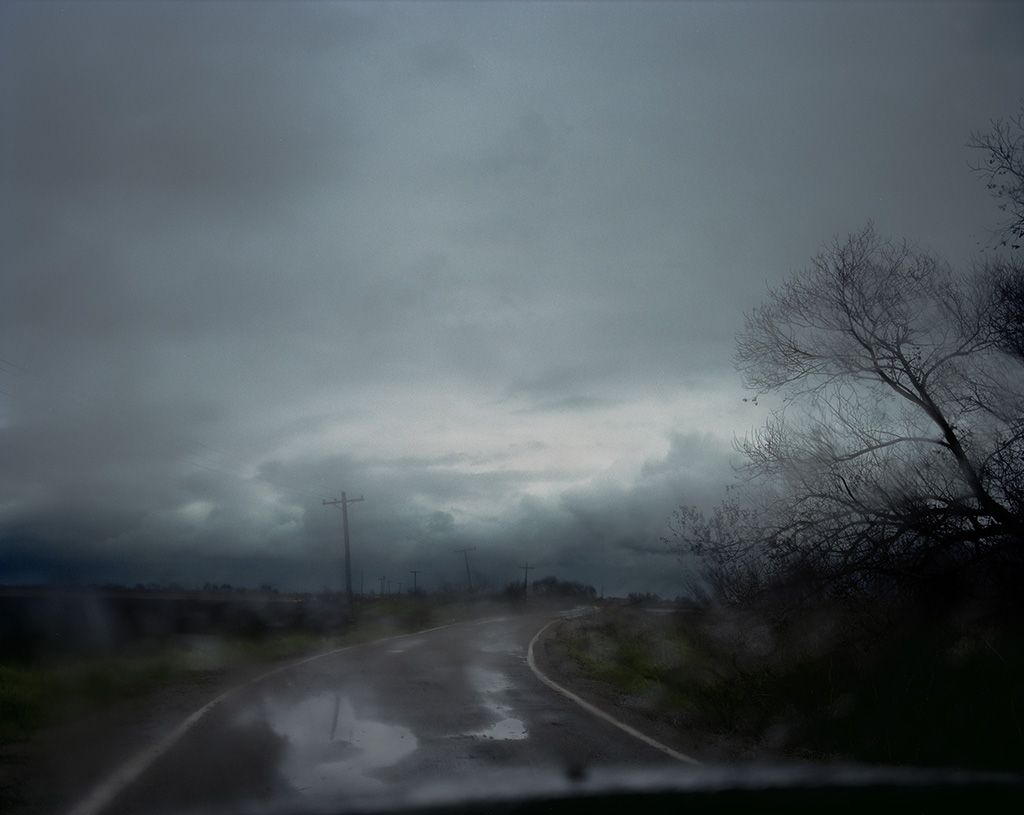 Todd Hido, route mouillée photographiée à travers un pare-brise
