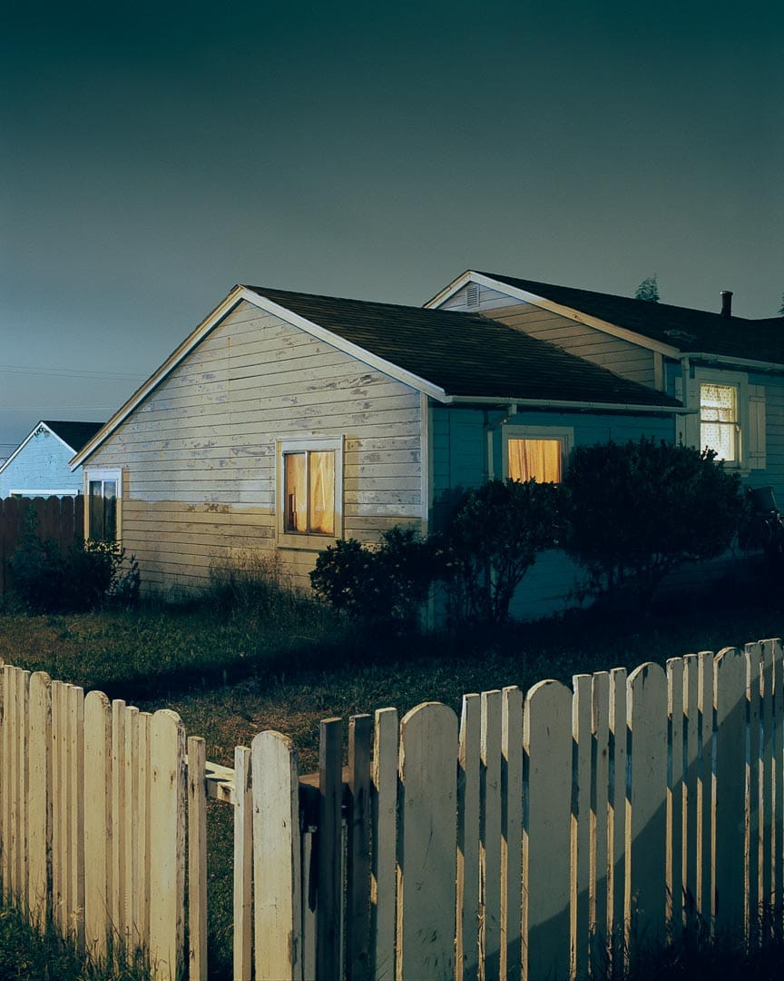 Todd Hido, maison derrière une palissade blanche, fenêtre turquoise