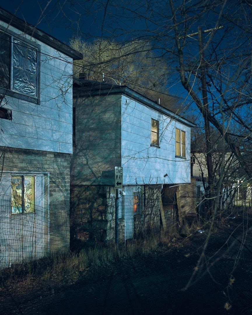Todd Hido, maison de banlieue la nuit, fenêtres allumées