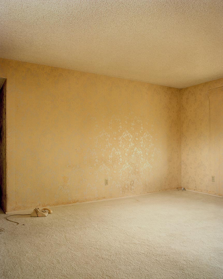 Todd Hido, pièce vide aux murs jaunes, maison saisie