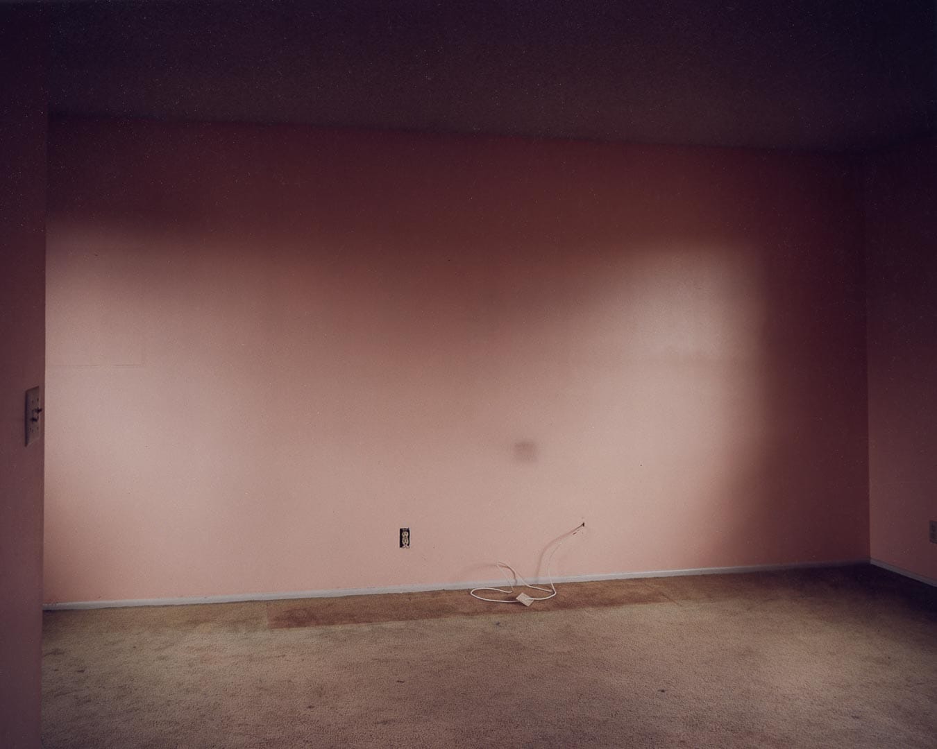 Todd Hido, pièce vide aux murs roses, maison saisie