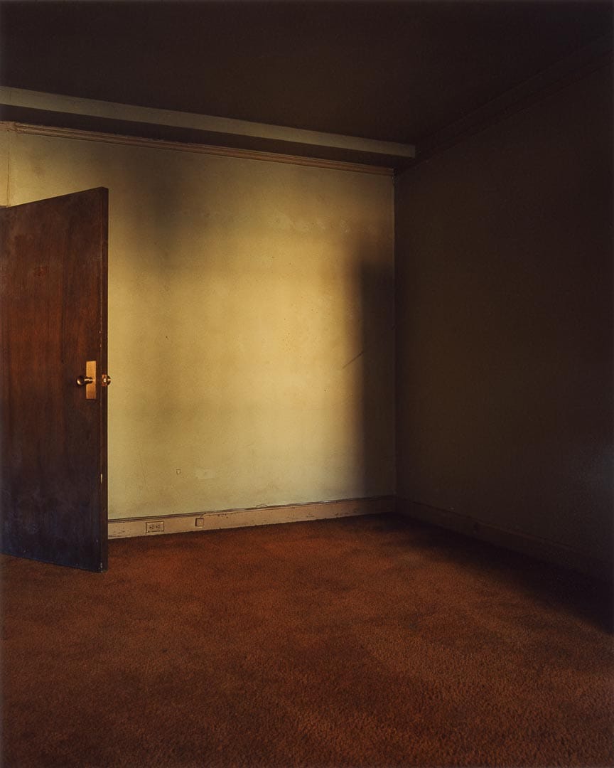 Todd Hido, pièce vide, tache de lumière sur le mur