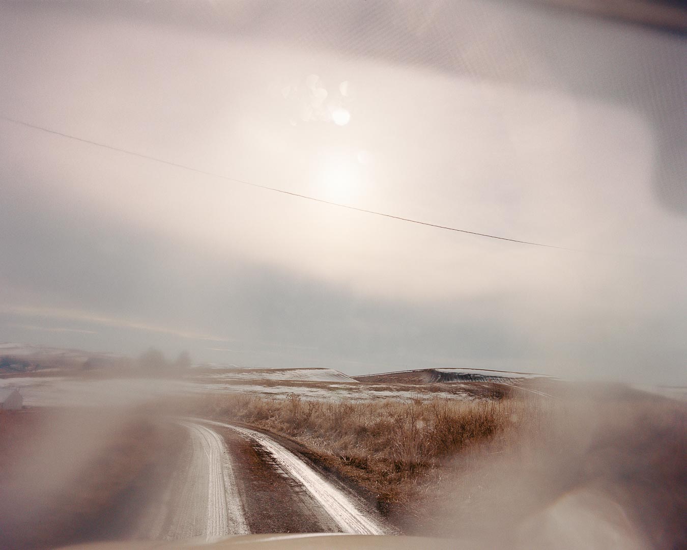 Todd Hido, route sous une lumière diffuse à travers le pare-brise