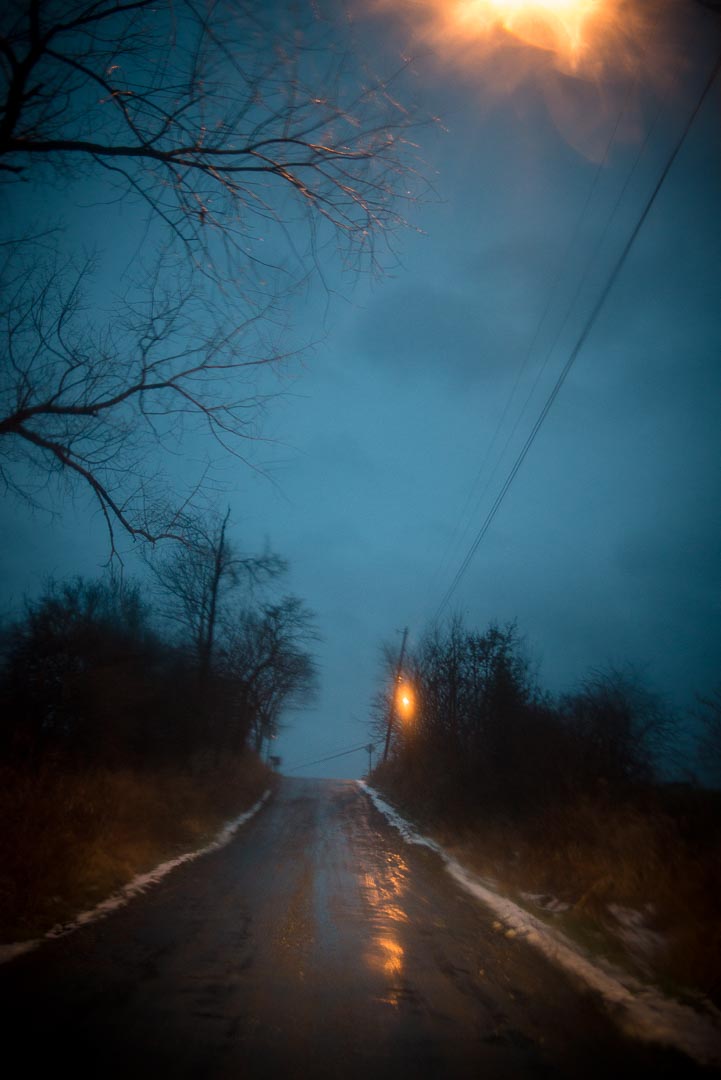 Todd Hido, route de nuit, bleu profond et lumière orange