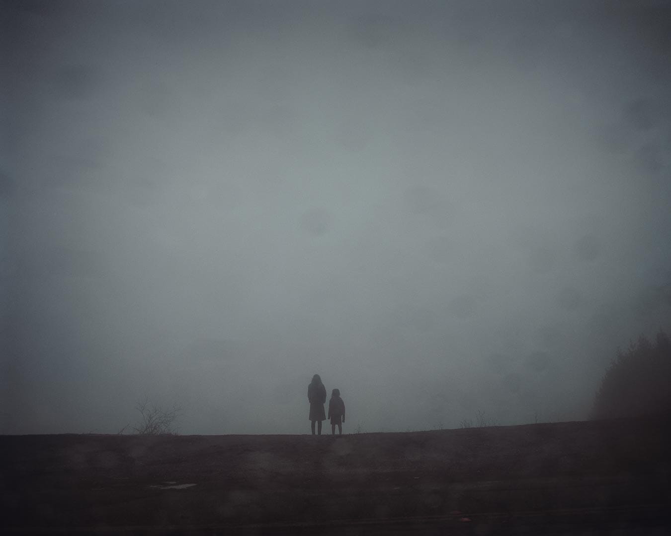 Todd Hido, deux silhouettes minuscules dans la brume