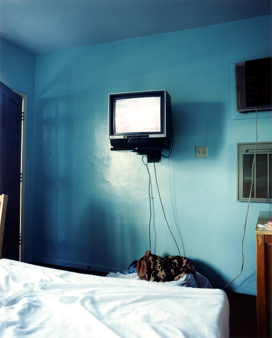 Todd Hido, téléviseur allumé dans une chambre de motel bleue