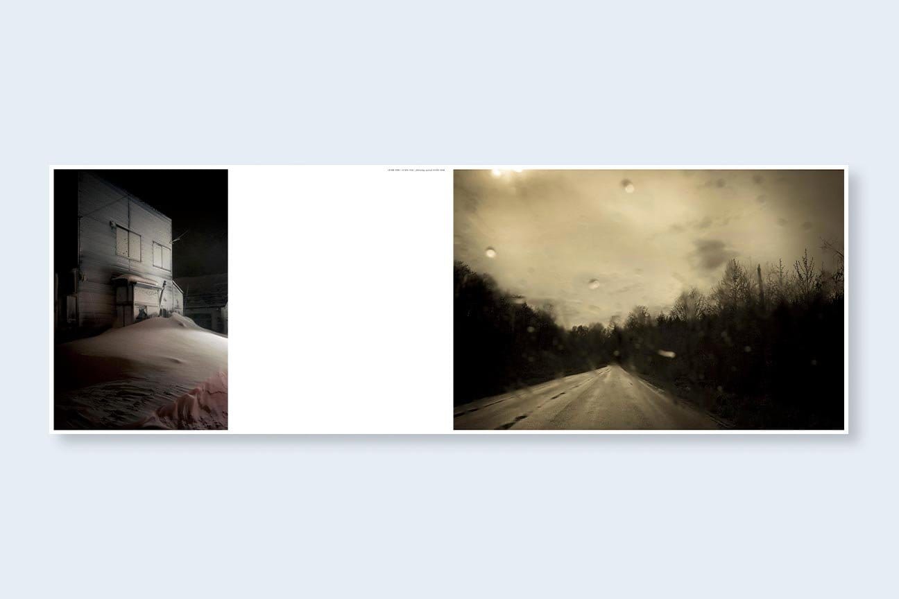 Double page de The End Sends Advance Warning de Todd Hido : une petite image à gauche, une grande route nocturne à droite