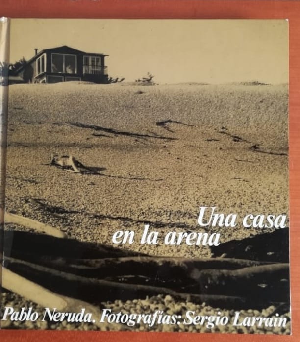 Couverture du livre Una casa en la arena de Pablo Neruda et Sergio Larrain