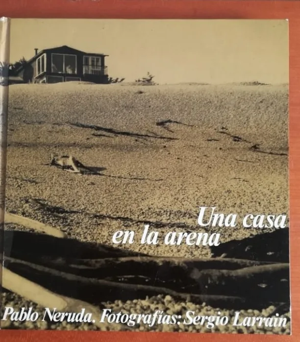 Couverture du livre Una casa en la arena de Pablo Neruda et Sergio Larrain