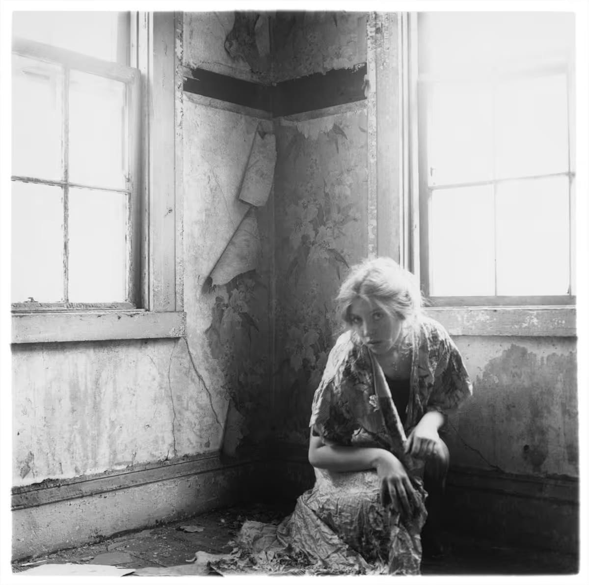 Femme repliée sur elle-même dans une pièce, photographie de Francesca Woodman