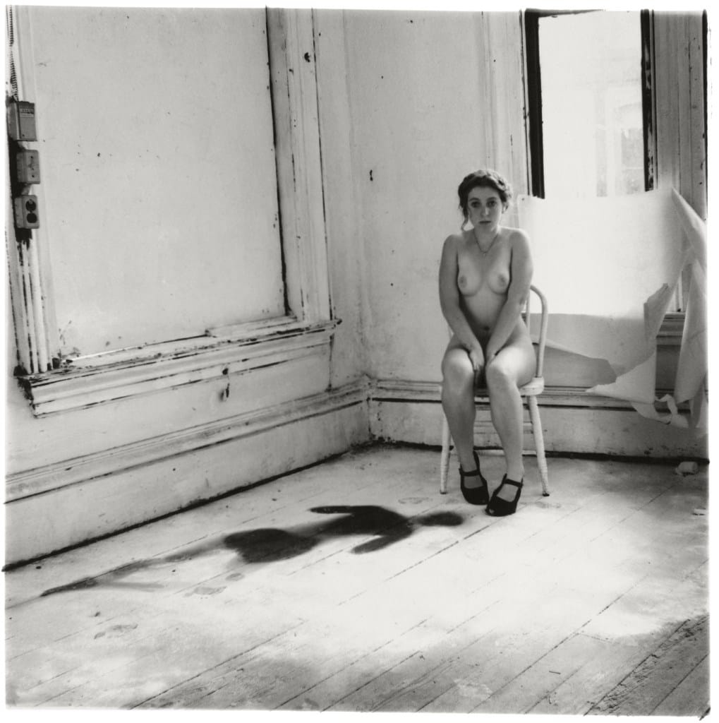 Untitled, Providence, Rhode Island, figure assise dans une pièce vide