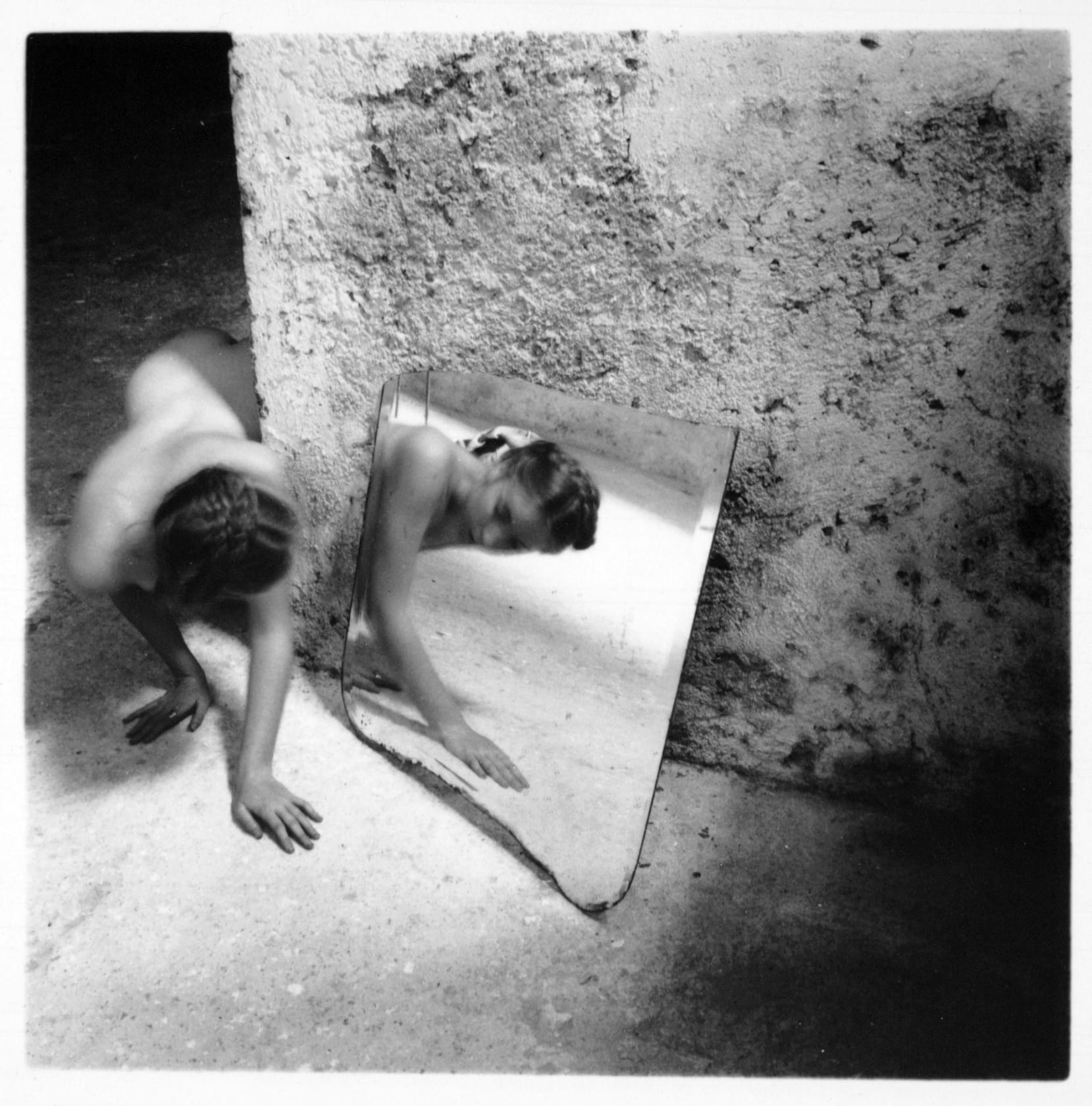 Self-deceit #1, Rome, Italie, 1978, corps rampant vers un miroir