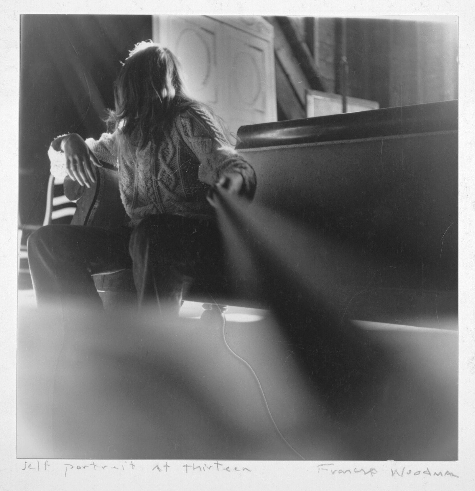 Self-portrait at thirteen, 1972, autoportrait de Francesca Woodman à treize ans, visage caché par les cheveux