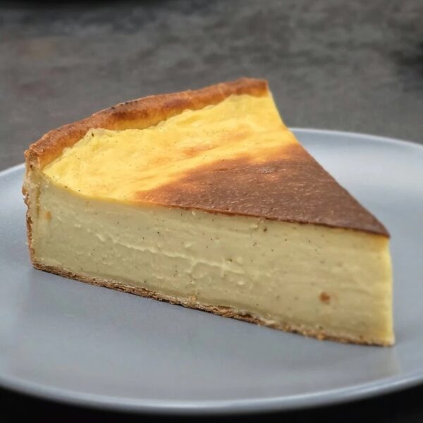Une part de flan pâtissier sur une assiette grise