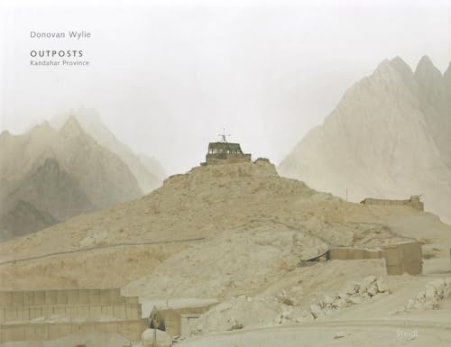 Couverture de Outposts